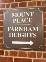 Central 1-bed apartment moments from Guildford train station - Chambres d'hôtes Stoughton