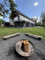 Enklawa Winiec - nowoczesny dom nad jeziorem, 6 sypialni, jacuzzi - B&B Wieniec