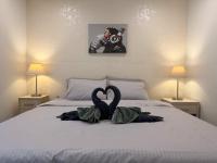 Modern 2 Bedroom Apartment in Adelaide CBD at the Balfours with Pool & Free Parking - B&B Adelaide