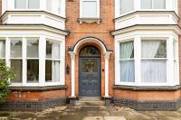 spacious 5 Bed house /sleeps 10/ garden and parking - Chambres d'hôtes Leicester