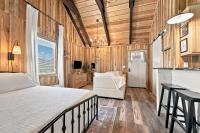 Peaceful Creekside Tiny Cabin, Family Adventure Near Waterfalls - Bed and Breakfast Smithville