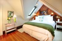 Zimmer mit Kingsize-Bett
