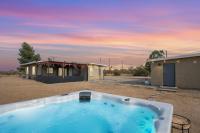 Desert Artist Oasis- Firepit - Spa - 5 min to Joshua Tree - B&B Yucca Valley