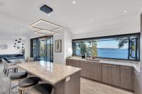 The Sunset Lane Waterfront Home - B&B West Vancouver