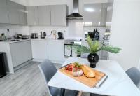 2BR Modern Flat, fast Wi-Fi, Balcony & Parking - B&B Milton Keynes