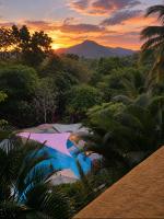 A Touch of Pink - Secret Tropical Retreat with Pool & Mountain Views - Underground River, Fireflies & Waterfalls - B&B Puerto Princesa City