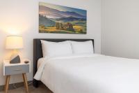 Modern 2BR Gem Rooftop Pool and Workspaces SH6 - B&B Birmingham