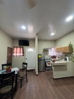 Cozy 2BR Apt in Santa Ana, AC, Parking & Wifi - Bed and Breakfast Santa Ana