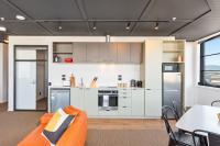 Vibrant 3BR Petone Stay with Foosball & City Views - Bed and Breakfast Lower Hutt