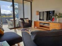 Modern Apartment - Prime Location with Heated Pool - Hosted by Canstay - Bed and Breakfast Canberra