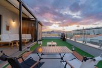 Entire Home, Private Rooftop, Elevator, Free Parking, Convenience Store 2 min, Supermarket 4 min, Daiso 8 min - B&B Gyeongju