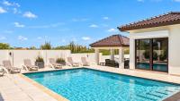 Luxury 4 Bedroom Villa • Private Pool • 5 Min to Palm Beach - Arashi Palm Villa by Bocobay - Bed and Breakfast Noord