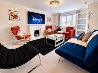 Stylish Group Home - Families or Workers - Sleeps 7 with Fast WiFi, Full Kitchen & Parking - Near Dewsbury, Leeds & M62 - B&B Batley