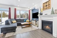 Modern Home w Sauna, Pool Table, Games, Mtn View by Property Valet - B&B Collingwood