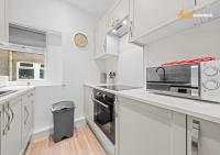 3BR Home in Glasgow Sleeps 6 with Parking - B&B Glasgow