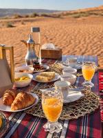 Stars Dunes Private Camp-Inclusive Of a Free Camel Ride - Chambres d'hôtes Badīyah