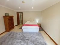 Habitación con cama grande y vistas al jardín