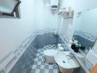 Zimmer mit Kingsize-Bett und Balkon