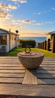 Oakura Beachfront Family Bach - B&B Oakura