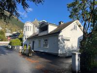Big Central House with Balcony - Mountain Views - Free Parking - B&B Reino de Voss