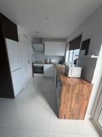 Heathrow Family Apartment with Secure Parking - B&B Hayes