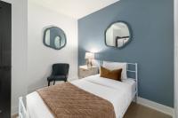 Modern 2BR apartment with free parking sleeps 5 - Chambres d'hôtes Toronto