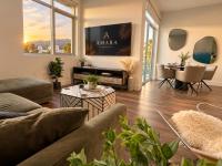 Penthouse with Hollywood Sign View 2 Bedrooms with 3 Beds - B&B Los Angeles
