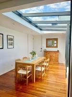Luxe 2BR 2bath & Terrace with Parking, Metro at 200m - Chambres d'hôtes Sydney