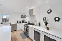Modern 2-Bedroom & Den Near the Falls Parking Included Sleeps 6 - B&B St. Catharines