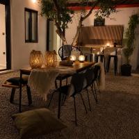 Athelio Boutique Entire Home, Private Courtyard, Outdoor Bar - Chambres d'hôtes Le Pirée