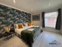 "Honeysuckle House Chester" by Greenstay Serviced Accommodation - Large 3 Bed, 2 Bath House - Sleeps 6 - Private Courtyard - Free Street Parking & WiFi - Near Chester City Centre - Contractors, Business, Families & Long Stays - B&B Chester