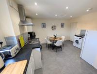 3 bedroom Modern Apartment With Parking - B&B Stoke-on-Trent