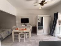 Muy buen apartamento con parrilla y piscina, en country - Bed and Breakfast Pilar