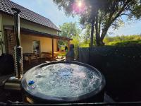 Holiday House Lawendowa Przystań - dom z jacuzzi nad jeziorem - B&B Miszkowice