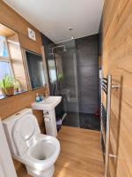 Heathrow, Hounslow, Beautiful Deluxe Double Room - B&B Cranford