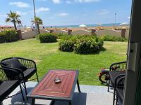 El Zahra super Lux Chalet Direct sea view ground floor 2 bedrooms in Alexandria, Al Mamourah with passes to the beach from May to the end of October للعائلات فقط مع ه كرنيهات للشاطىء من مايو لآخر اكتوبر دور ارضى جنينه مشتركه وقعده خاصه - B&B Alexandria