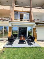 El Zahra super Lux Chalet Direct sea view ground floor 2 bedrooms in Alexandria, Al Mamourah with passes to the beach from May to the end of October للعائلات فقط مع ه كرنيهات للشاطىء من مايو لآخر اكتوبر دور ارضى جنينه مشتركه وقعده خاصه - B&B Alexandria