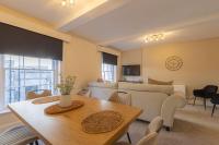 Charming 3 Bedroom High St Apartment - Bed and Breakfast Much Wenlock