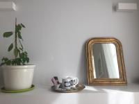 Zimmer mit Kingsize-Bett und Balkon