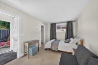 Private entry stay with ensuite & parking - Ferienwohnung Richmond