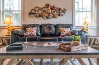 Modern 3 King Belmont Retreat with 2 Living Rooms Walk to Belmont & Vanderbilt Near Music Row The Gulch & 12th South 2 miles to Broadway Large Dining Table Smart TVs Parking 24 Hr Hospitality - Bed and Breakfast Nashville