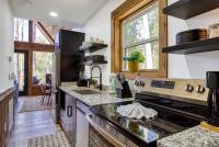 The Happy Hideaway - Hot Tub, WIFI, Free Tickets - Chambres d'hôtes Gatlinburg