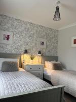 Tweepersoonskamer met 2 Aparte Bedden en Eigen Badkamer