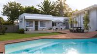 Oaknest Private Garden Guesthouse with Swimming Pool - Bed and Breakfast Bloemfontein