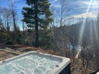 Panoramic Lakefront Chalet with Hot Tub & Firepit - B&B Chertsey