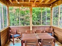 Panoramic Lakefront Chalet with Hot Tub & Firepit - Chambres d'hôtes Chertsey