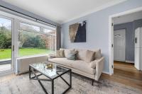 Hale Barns Home - Garden Parking & Near Airport - B&B Hale