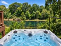Riverfront Little Red Cabin, Hot Tub, World-class Trout Fishing, Views & Boat Access - B&B Heber Springs