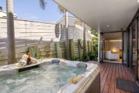 Luxury in Paradise - Sea views and Beach - B&B Mount Maunganui