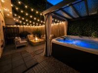 Artsy 3-Story Townhouse Near the Galleria Area! - B&B Houston
